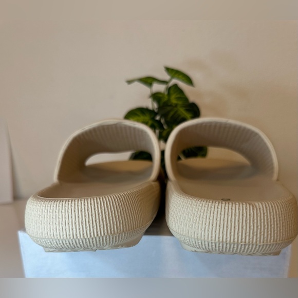 Joomra Slippers Unisex Non Slip
QuickDrying Shower Slides Bat
Sz 6 - Picture 3 of 8